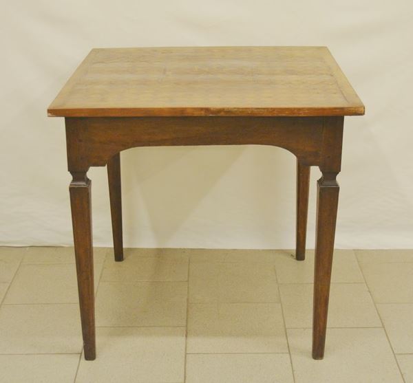 Tavolino, Luigi XVI, in noce, piano intarsiato, gambe troncopiramidali, cm 78,5x78,5x76, difetti, da restaurare
