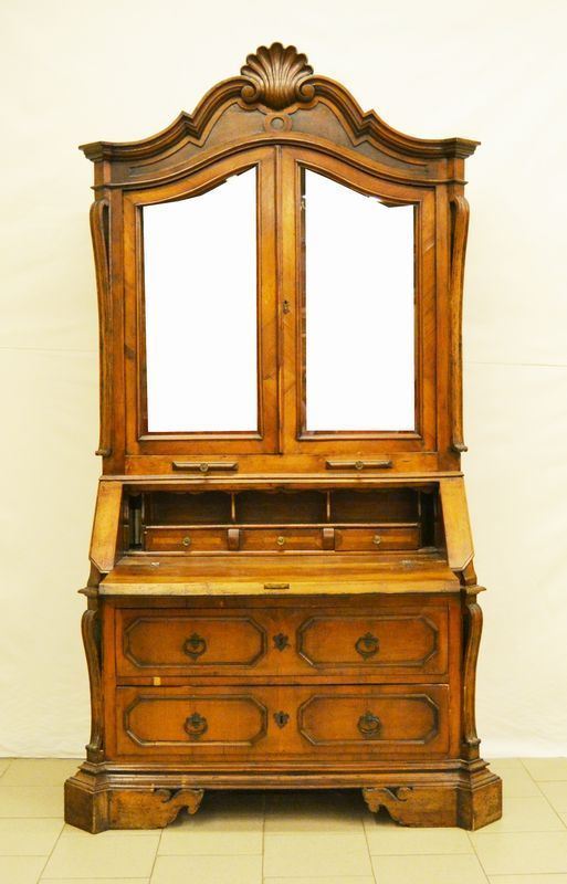 Mobile vetrina a due corpi, in rovere, a tre sportelli di cui due in vetro e uno a ribalta, internamente cassettini e vani a giorno, base a due cassetti, piedi a mensola, cm 135x58x240,  parzialmente ricostruito con materiale antico