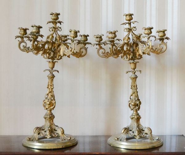 Coppia di candelieri, Italia centrale, sec. XIX, in metallo dorato, a sette fiamme, fusto e bracci lavorati a foglie, alt. cm 56 ( 2 )