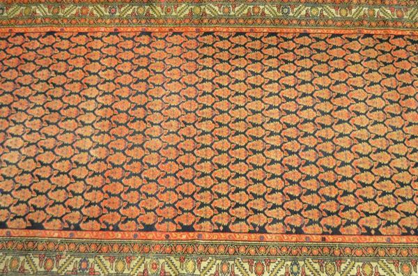 Tappeto persiano MELAYER, inizio sec. XX, fondo blu notte a motivo di botÃ¨ a tutto campo, bordura rossa e beige, cm 400x180