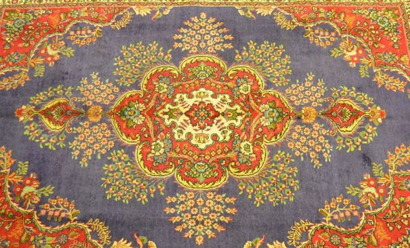 Tappeto persiano TABRIZ, di vecchia manifattura, fondo blu in tinta unita, medaglione centrale rosso e beige, bordura blu, cm 345x250