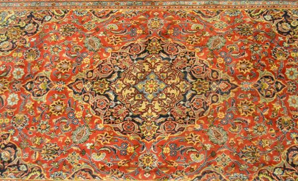 Tappeto persiano KEISHAN, di vecchia manifattura, medaglione centrale, fondo rosso a motivo floreale, bordura blu, azzurra e beige, cm 290x193