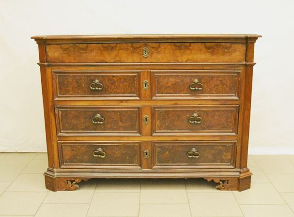 Cassettone, Toscana, sec. XVIII, in radica di noce, a quattro cassetti, cm 138x64x100, piano non pertinente e piedi di epoca posteriore