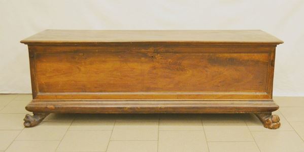 Cassapanca, Toscana, sec. XVIII, in noce, piedi a zampa felina, cm 167x57x58, piano non pertinente