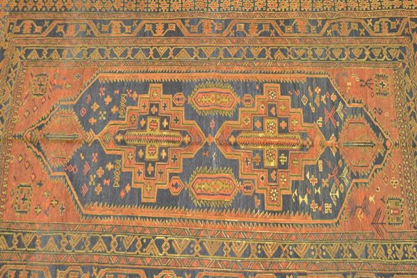 Tappeto SUMAK, di vecchia manifattura, fondo nero con due medaglioni geometrici rosso mattone e nero, bordura rossa e nera, cm 205x155