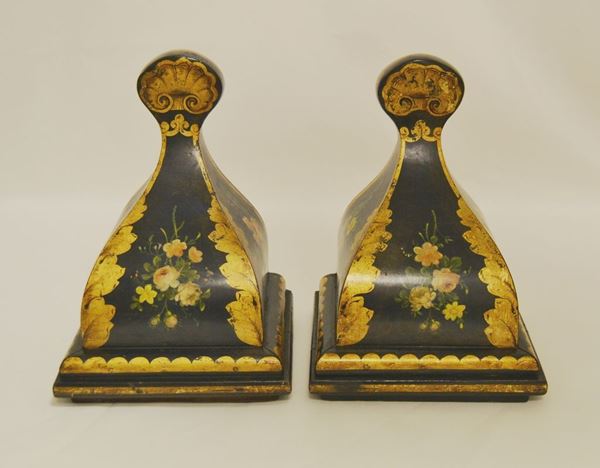 Coppia di mensoline, Francia, sec. XIX, in legno laccato nero decorato a FIORI ( 2 )
