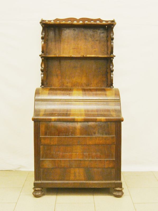 Portalegna, Toscana, sec. XVIII, in castagno e noce, parte superiore a due ripiani con colonne a ricciolo, base con sportello sagomato da alzarsi, piedi a cipolla, cm 71x54x146, restauri e difetti