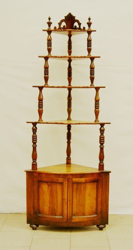 Etagere, Francia, sec. XVIII, in noce, quattro ripiani sagomati, colonne tornite, base a due sportelli, piedi a cipolla, cm 72x42x189, restauri