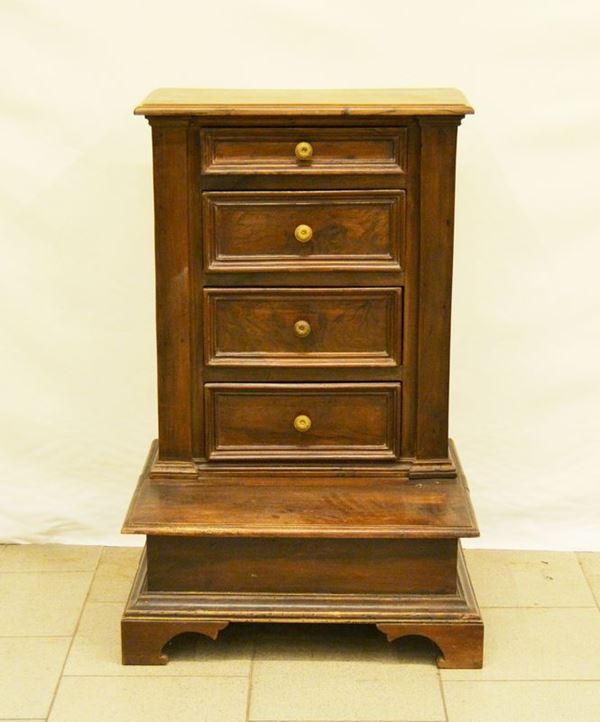Inginocchiatoio, Toscana, sec. XIX, in legno, a quattro cassetti e piano da alzarsi, cm 57x50x88, difetti e restauri