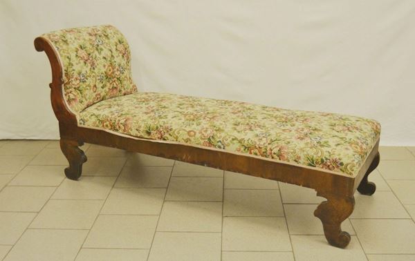 Dormeuse, Francia, sec. XIX, fusto in noce, spalliera sagomata, imbottita e ricoperta in stoffa a fiori, piedi mossi, cm 166x59x60, piccole mancanze