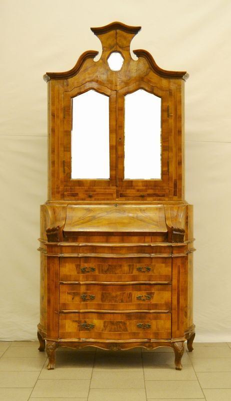 Troumeau, Veneto, sec. XX, in radica, a tre sportelli, di cui due in vetro e uno a ribalta con internamente cassettini e vani a giorno, tre cassetti, fronte e laterali mossi, cm 101x48x201