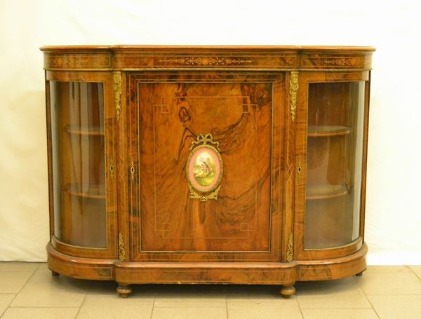 Credenza, stile 700. in radica di olivo, a tre sportelli di cui due in vetro, rapporti in metallo dorato, sportello centrale decorato con formella in ceramica, cm 148x39x105