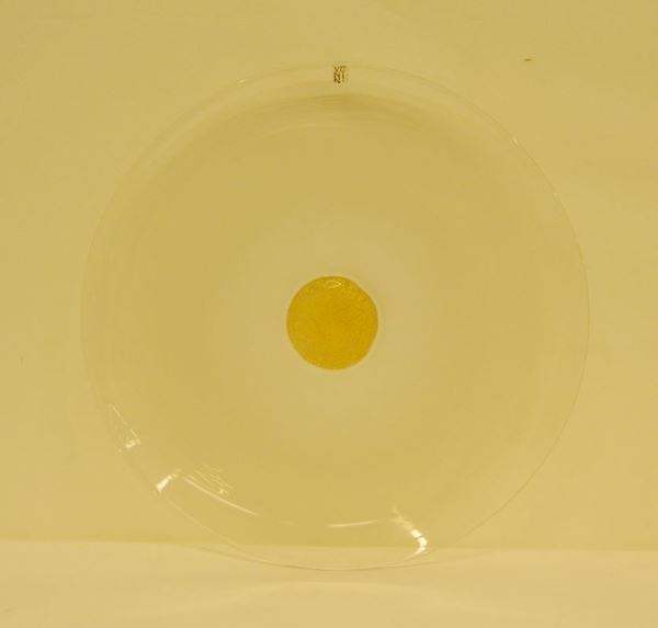 Piatto, in vetro di murano, con inclusioni in oro, manifattura Venini, diam. cm 41