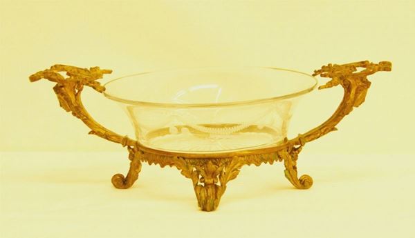 Centrotavola, sec. XX, in bronzo lavorato a motivi vegetali, quattro piedi a ricciolo, alt. cm 15