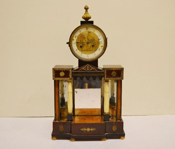 Orologio da tavolo, sec. XIX, in noce modellato a tempietto con applicazioni in metallo dorato e colonne in alabastro, quadrante con numeri arabi, alt. cm 50, meccanismo da revisionare e alcuni danni