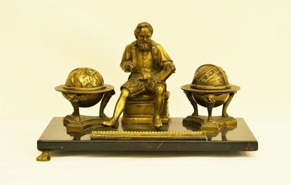 Calamaio, sec. XIX, in bronzo, con STUDIOSO E DUE MAPPAMONDI, base in lavagna su quattro piedini, cm 40x23x24, difetti e mancanze
