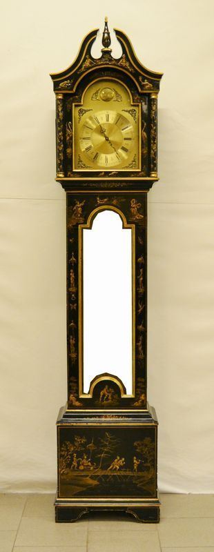 Orologio a colonna, Inghilterra, sec. XX, in legno laccato nero decorato a cineserie, mostra in metallo dorato, piedi a mensola, cm 45x27x217