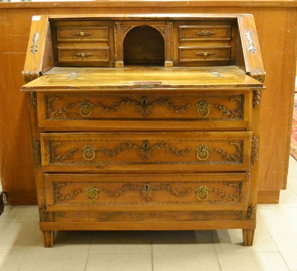 Cassettone a ribalta, Italia centrale, sec. XVIII, in noce intagliato, tre cassetti, internamente quattro cassettini e vano a giorno, gambe troncopiramidali, cm 113x47x109, restauri