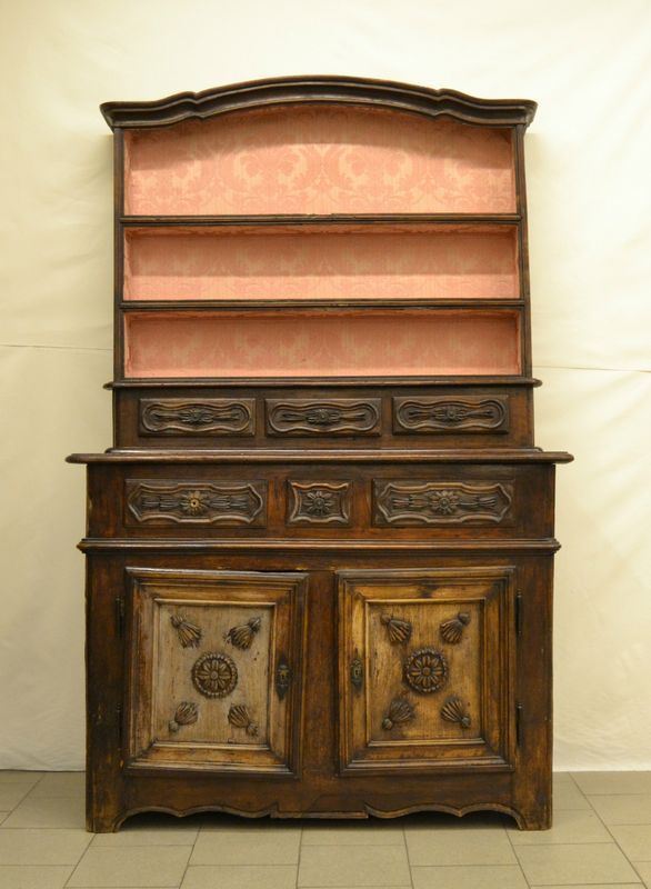 Credenza, Piemonte, sec. XVIII, in noce intagliato e sagomato, base a due sportelli e tre cassetti, parte superiore a tre cassetti e due ripiani, cm 148x55x228, difetti e mancanze