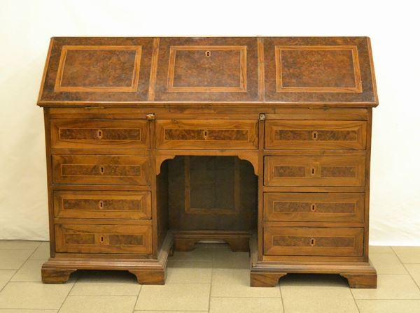 Scrivania, Toscana, sec. XVIII, in radica di noce filettato, sportello a ribalta con internamente cassettini e vani a giorno, parte inferiore a nove cassetti, piedi a mensola, cm 146x55x107, difetti