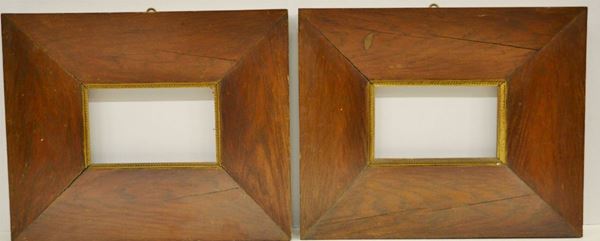 Coppia di cornici in legno con decoro dorato, dimensioni esterne cm 46,5x57, luce cm 16,5x27