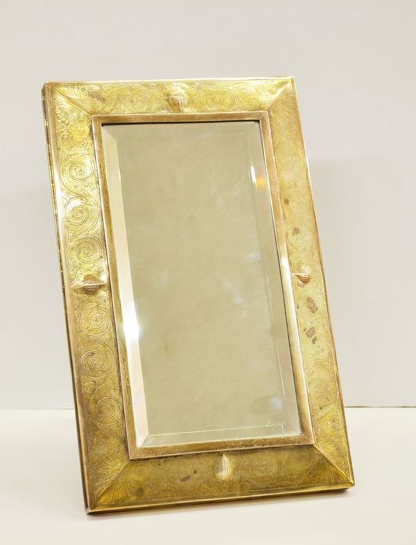 Specchiera da tavolo, Londra, fine sec. XIX, cornice incisa con motivi a girali, cm 37x22,5