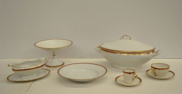 Servito, manifattura Richard Ginori, in ceramica bianca con bordo decorato in oro e rosso, composto di centododici pezzi  (112)  Composizione 8 piatti fondi, 21 piatti piani, 10 piattini da frutta, 1 grande zuppiera ovale, 1 vassoio tondo, 2 alzate, 1 salsiera, 2 raviere, 4 tazzine da caffÃ¨ con 6 piattini e 4 tazzine da tÃ¨ con decoro similare ai piatti ma di manifattura francese