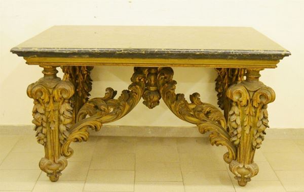 Grande tavolo da centro, in stile Luigi XIV, in legno intagliato, dipinto verde ed in parte dorato, piano rettangolare in marmo portoro, gambe a balaustro con festoni di foglie e frutta ricadenti lungo i bordi riunite da grande crociera a volute, piedi a cipolla, cm 147x104x87, costruita con materiale antico