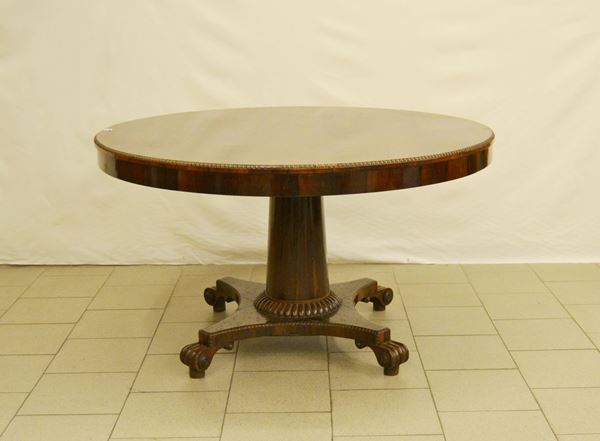 Tavolo da centro, Inghilterra, metÃ  sec. XIX, in palissandro, piano circolare da aprirsi a vela, bordo perlinato, fusto a colonna su base quadrangolare, piedi a voluta, piccoli danni, diam. cm 126, alt. cm 72
