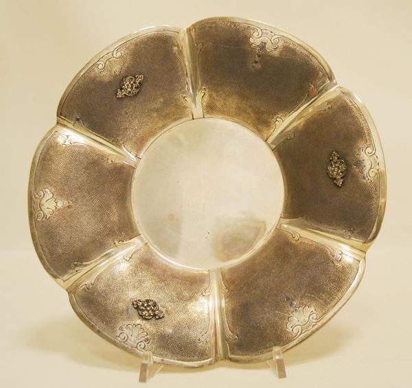 Piattino, in argento lavorato, diam. cm 24 g 370