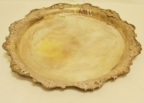 Vassoio di forma rotonda in argento con bordo sagomato e inciso, g 854