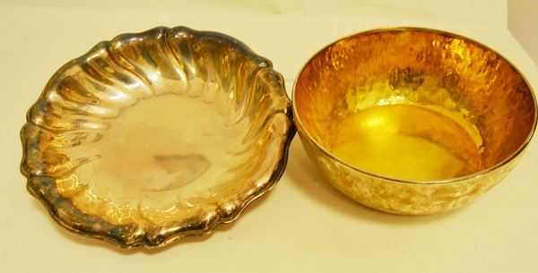Coppa in argento martellato con interno dorato , e  coppetta in argento diametro cm 21 e 25 totale  g 750