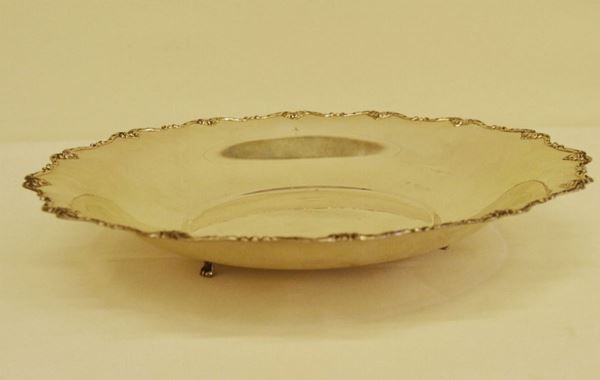 Vassoio in argento di forma rotonda con bordo lavorato diametro cm 34, g 560