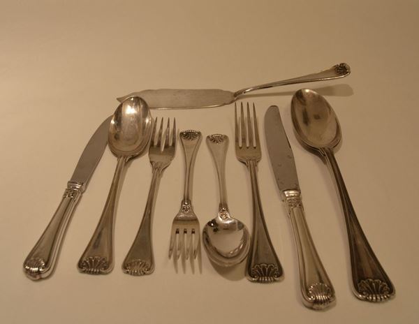 Servito di posate in argento per 18 persone con decorazioni a conchiglia composto da :  18 forchette, 18 cucchiai, 18 coltelli , 18 coltelli frutta , 18 cucchiai dessert , 18 forchette dessert , 18 coltelli pesce, 18 forchette pesce, 11 posate a servire,  totale g 8380 senza peso coltelli
