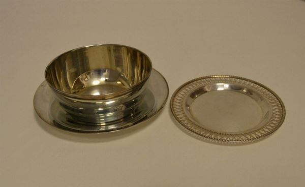 Sei coppette  con piattini in argento e 12 sottobicchieri in argento bordo traforato , totale g 1895