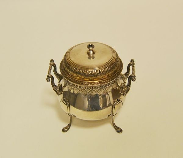 Zuccheriera in argento a due manici decorata, g 395