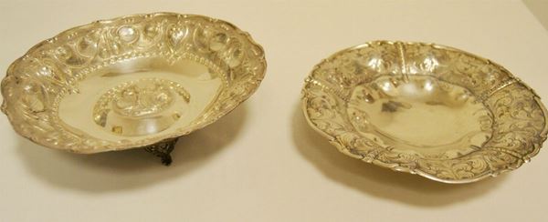 Vassoio in argento inciso con piedini  e ciotola in argento lavorato a foglie e frutti  con piedini diametro cm 23, totali g 532