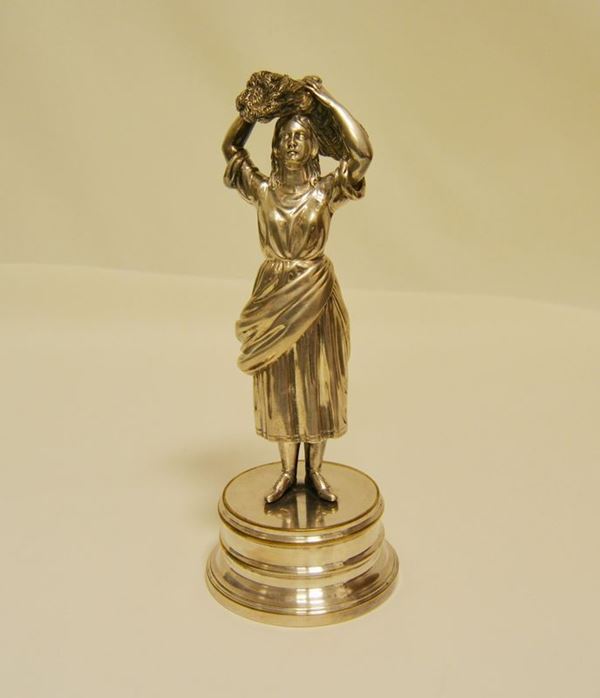 Scultura in argento raffigurante la mietitrice, marcato Brandimarte, g 450 netti, base in metallo argentato, altezza cm 29