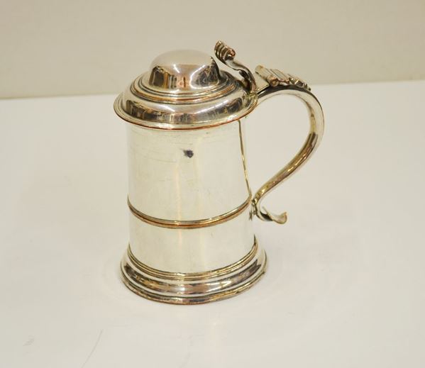 Tankard, in rame argentato, coperchio a cupola, presa a voluta, alt. cm 22