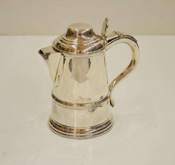 Tankard. in rame argentato, coperchio a cupola, presa a voluta, alt. cm 17,5