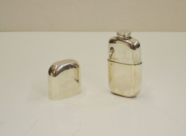 Porta liquore da tasca, Londra 1850, in argento di forma rettangolare bombata