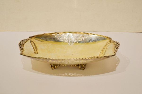 Vassoio, in argento, bordo sagomato lavorato a cordonetto, prese decorate   con motivi floreali, piede realizzato come un tralcio continuo, cm 29,5x22, g 420
