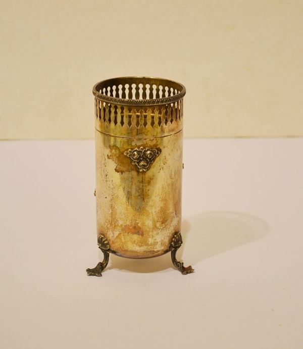 Portagrissini, in argento, di forma cilindrica, bordo traforato, cornice decorata con piccole foglie lanceolate, corpo liscio decorato con mazzetti  di rose, poggiante su tre piedini a motivi vegetali, alt. cm 13,5, g 160