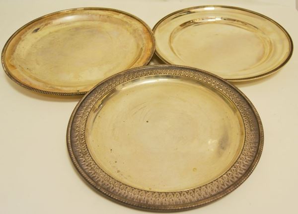Tre piatti in argento, diam. cm 27, g 1300 (3)  - Asta Gioielli, Argenti, Design, Mobili, Oggetti d'arte, Dipinti ed Arte Orientale - Poggio Bracciolini Casa d'Aste