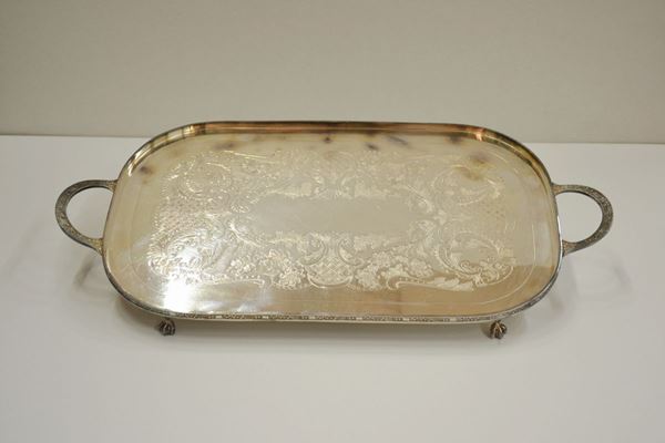 Vassoio biansato in metallo argentato con piano inciso a volute vegetali,   cm 57,5x29