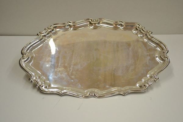 Vassoio di forma ovale in metallo argentato con bordo sbalzato a volute, cm 50x34