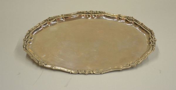 Vassoietto, di forma ovale sagomata in argento, cm 33x23,5, g 500