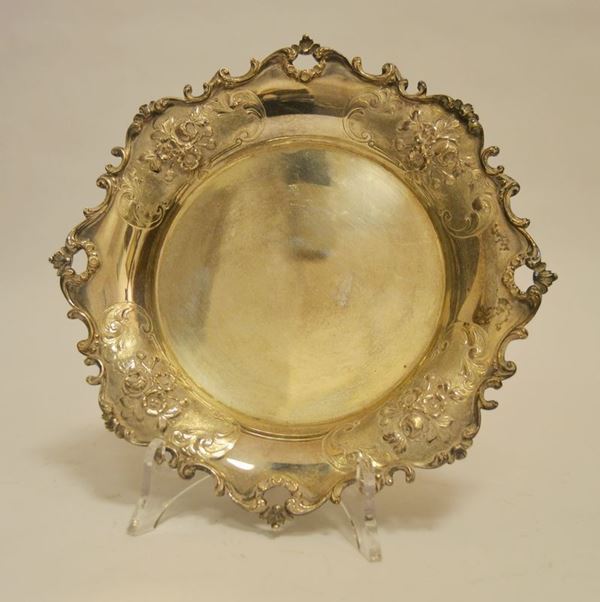 Vassoio di forma rotonda in argento bordo traforato e cesellato g 364 diam. cm 24