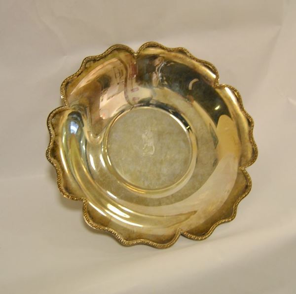 Vassoio in argento rotondo con bordo sagomato diam. cm 34, alt. cm 6, g 745