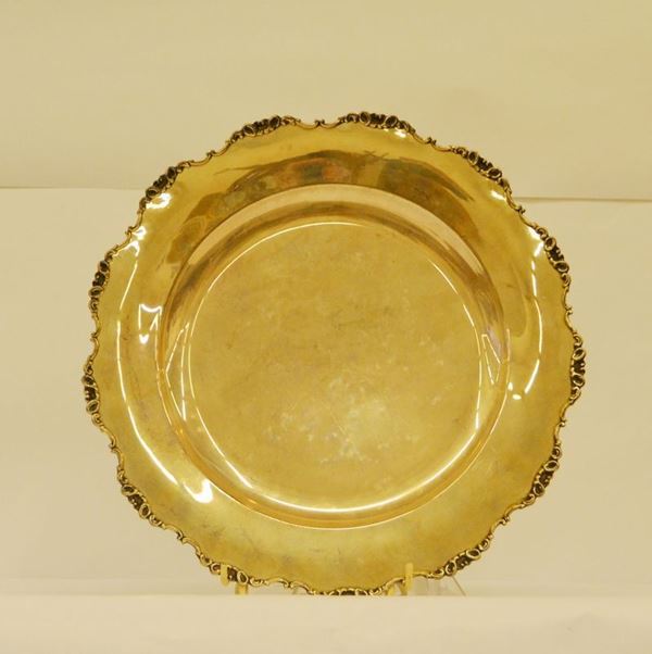 Vassoio di forma rotonda, in argento, con bordo smerlato, diam. cm 30, g 430